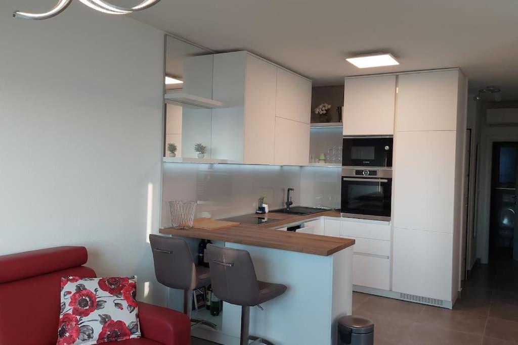 Apartment Vista Oasis With Pool And Terrace โตรกีร์ ภายนอก รูปภาพ