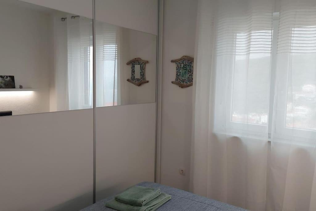 Apartment Vista Oasis With Pool And Terrace โตรกีร์ ภายนอก รูปภาพ